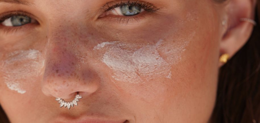 Twój przewodnik po plażowej biżuterii do piercingu: Nosić czy nie Nosić?
