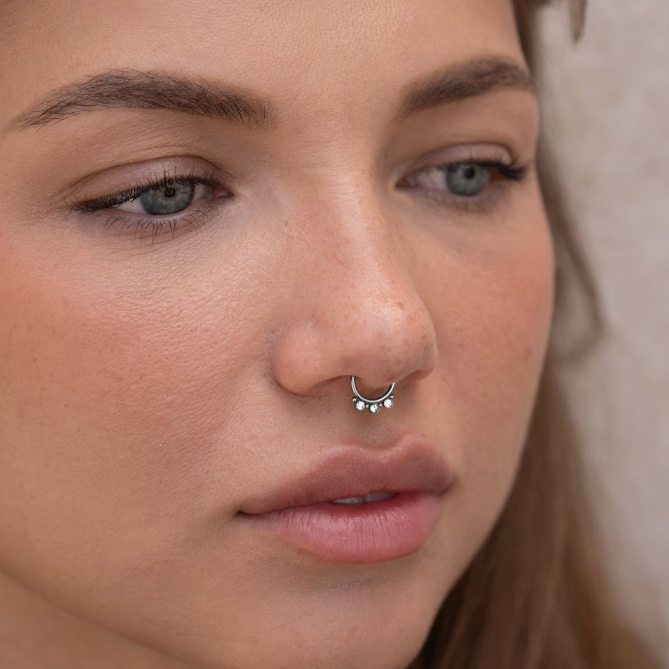 Fake kółko do septum zdobione trzema kamieniami i koralikami
