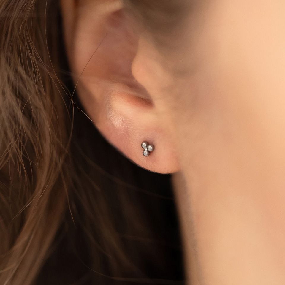 Wpychany labret z tytanu z trójkątną kulką