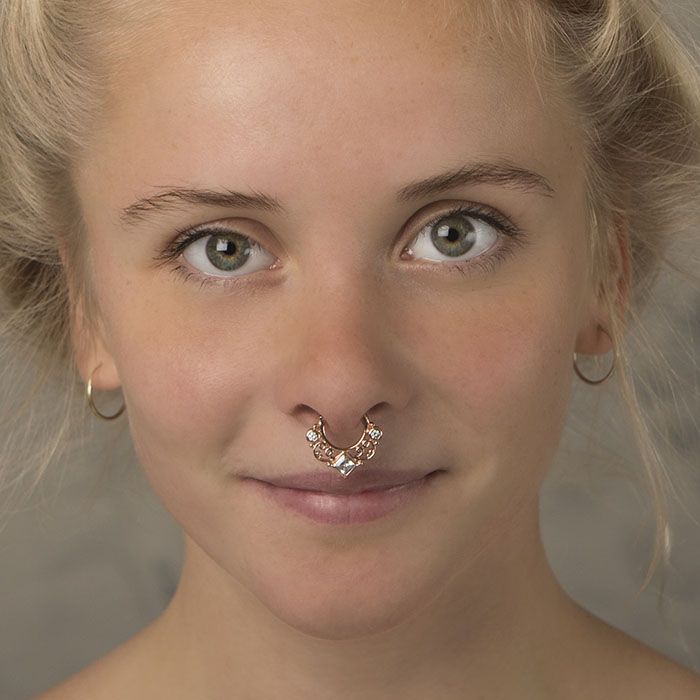 Septum z zawijasami i kwadratowymi kamieniami