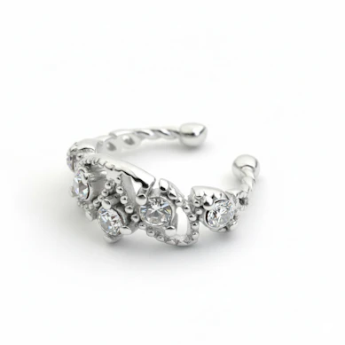 Piękny ear cuff do ucha z perełkami i srebrnymi koralikami