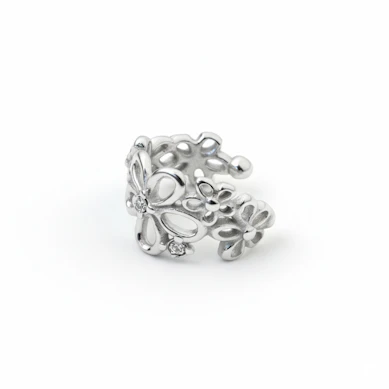 Ear cuff ze stali chirurgicznej zdobiony kwiatami