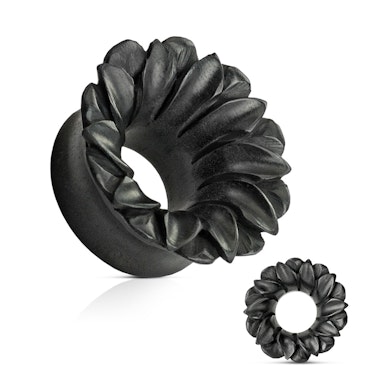 Czarny tunel w kształcie kwiatu z drewna