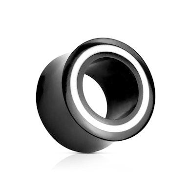 Czarny tunel z rogu z białym pierścieniem