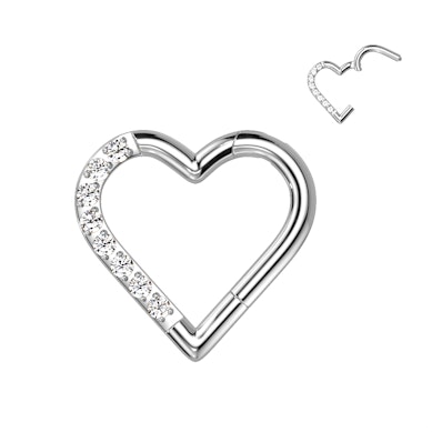 Kolczyk z tytanu w kształcie serca zdobiony kamieniami i zamykany zawiasem