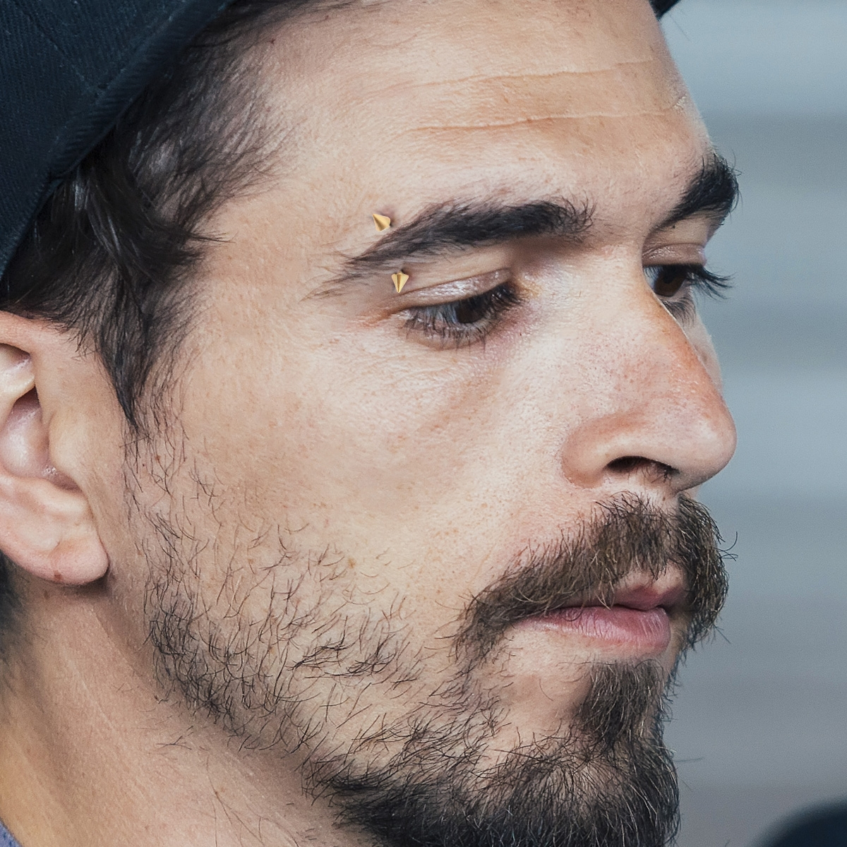 Pozłacany banan z kolcami