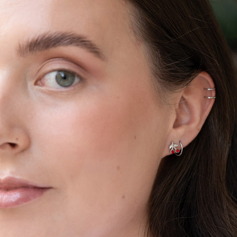 Kolczyk do Tragusa z czerwonymi wisienkami