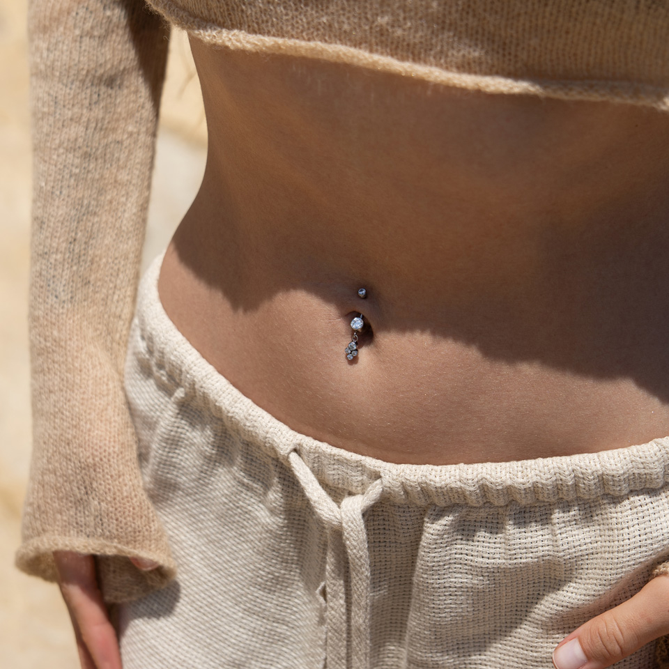 Kolczyk do pępka z tytanu i zawieszką wysadzaną kamieniami