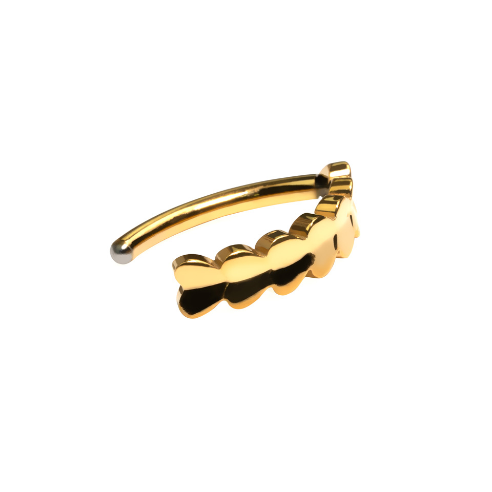 Clicker z tytanu do pępka zdobiony sercami