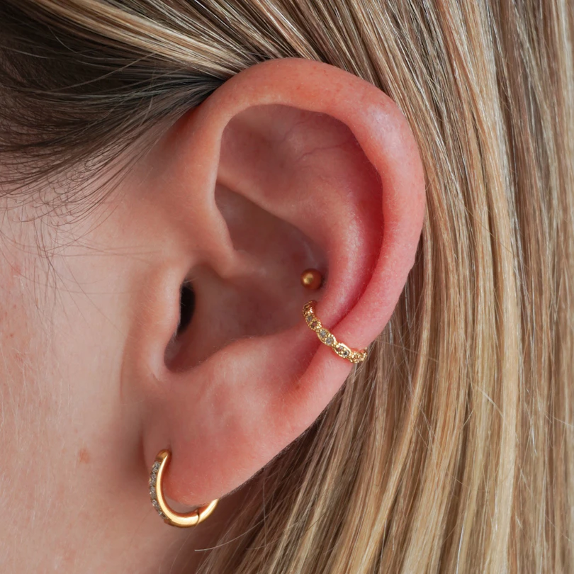 Delikatny ear cuff z kamieniami
