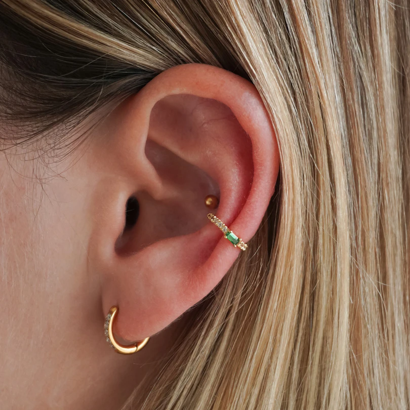 Ear cuff z zielonym kamieniem