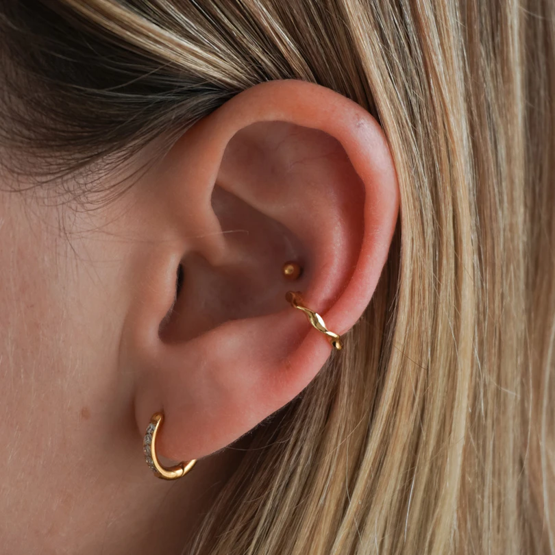 Minimalistyczny skręcony ear cuff