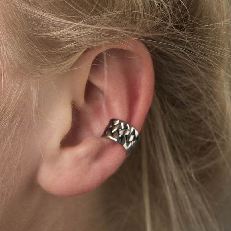 Earcuff z plecionym motywem