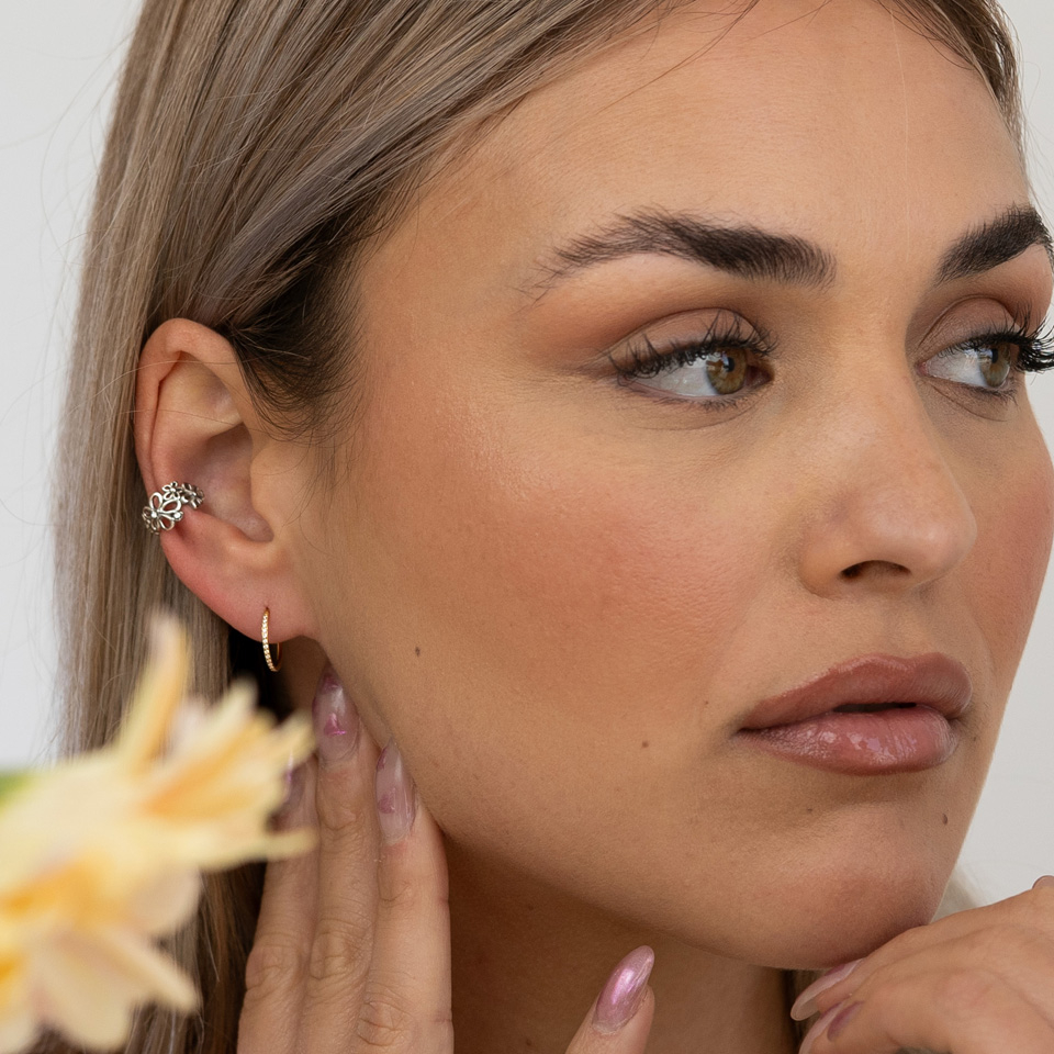 Ear cuff ze stali chirurgicznej zdobiony kwiatami