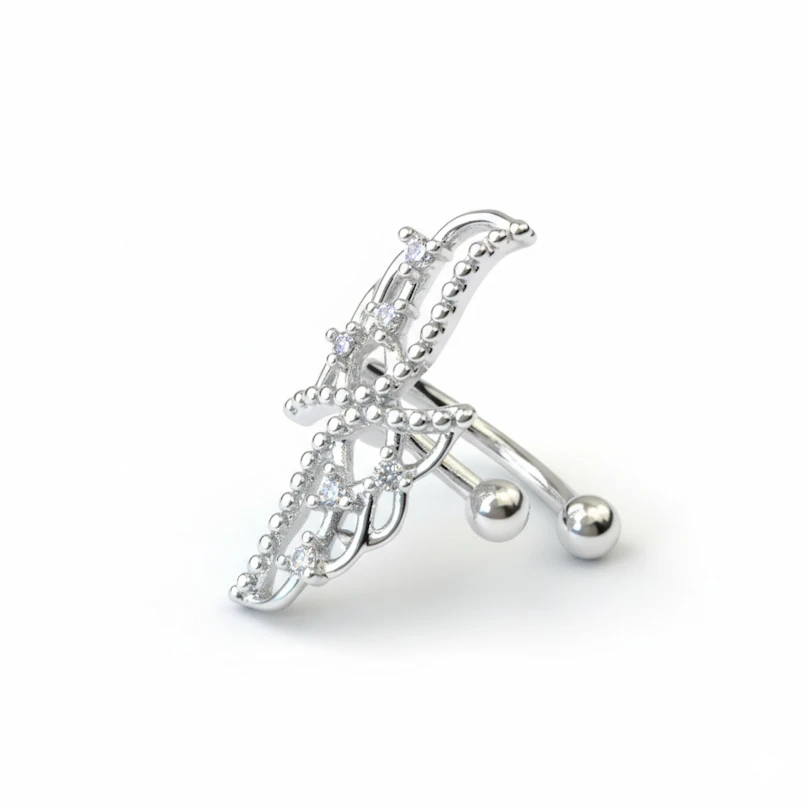 Ear cuff ze stali chirurgicznej zdobiony skrzydłami