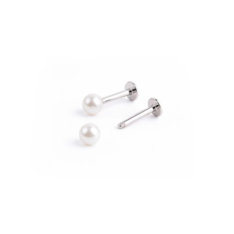 Labret z metaliczną kulką