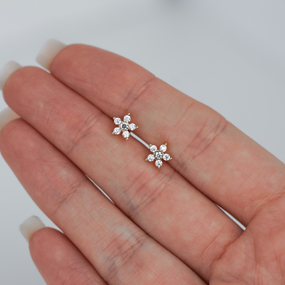 Labret z wysadzanym kwiatem i gwintem wewnętrznym