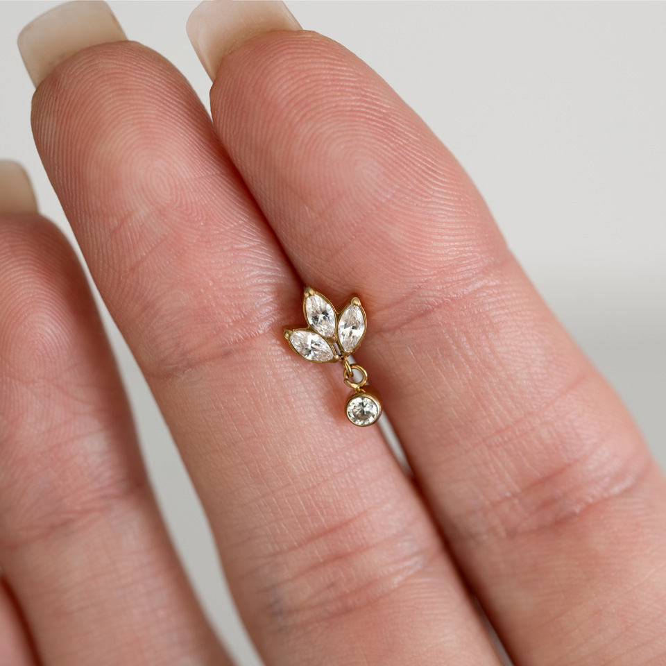 Labret z tytanu zdobiony kwiatem lotosu i kamieniem w zawieszce