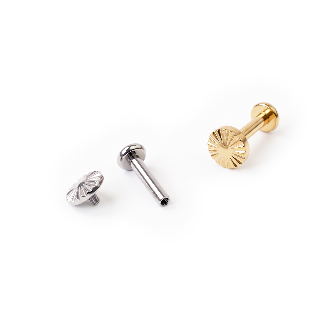 Imponujący labret z tytanu z diamentowym topem
