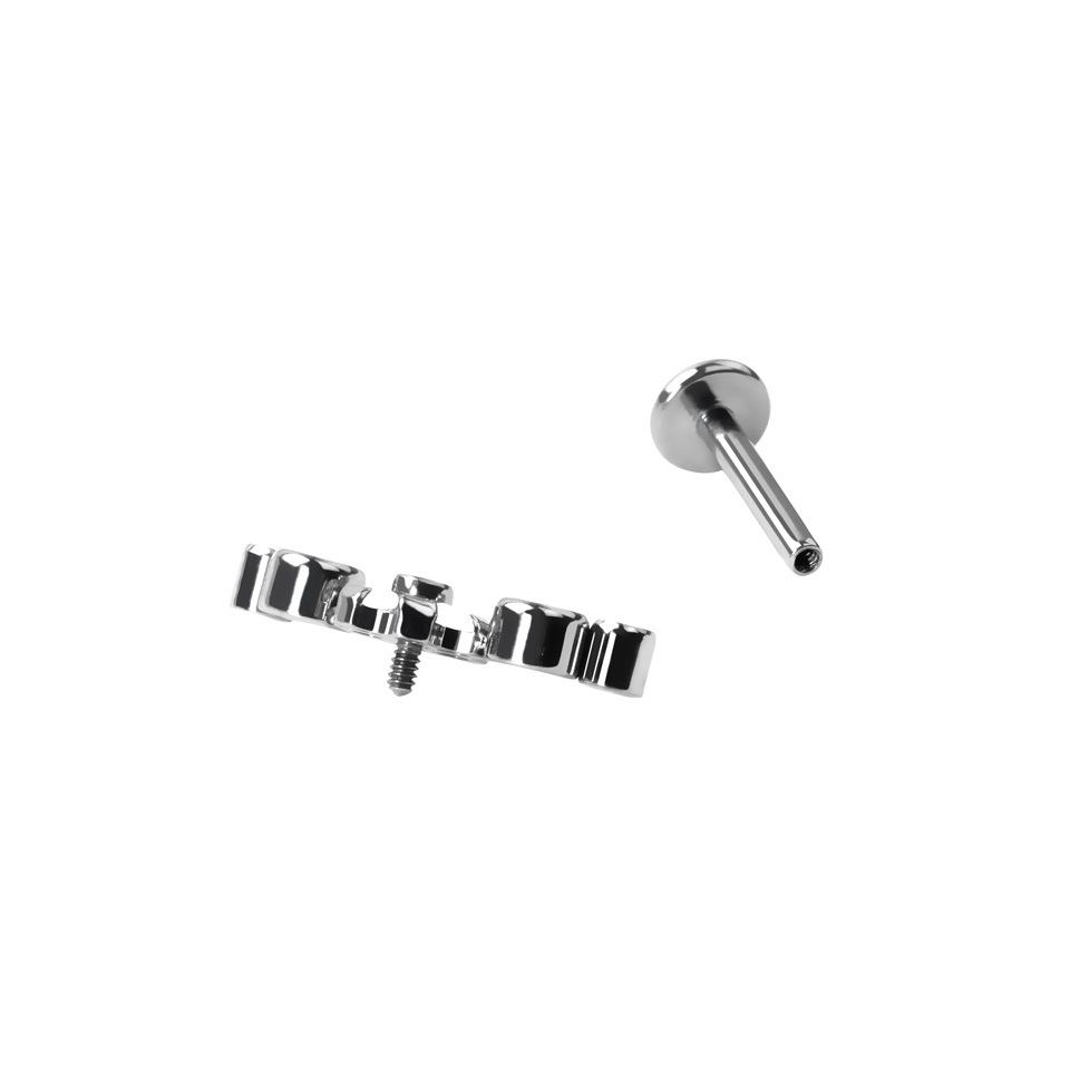 Labret z tytanu zdobiony kwiatem i kamieniami