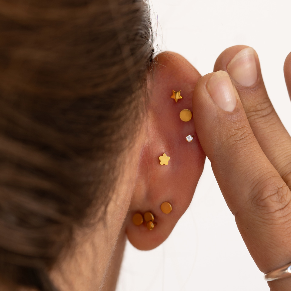 Dwustronny, bezgwintowy labret z tytanu z płaskim spodem i kamieniem