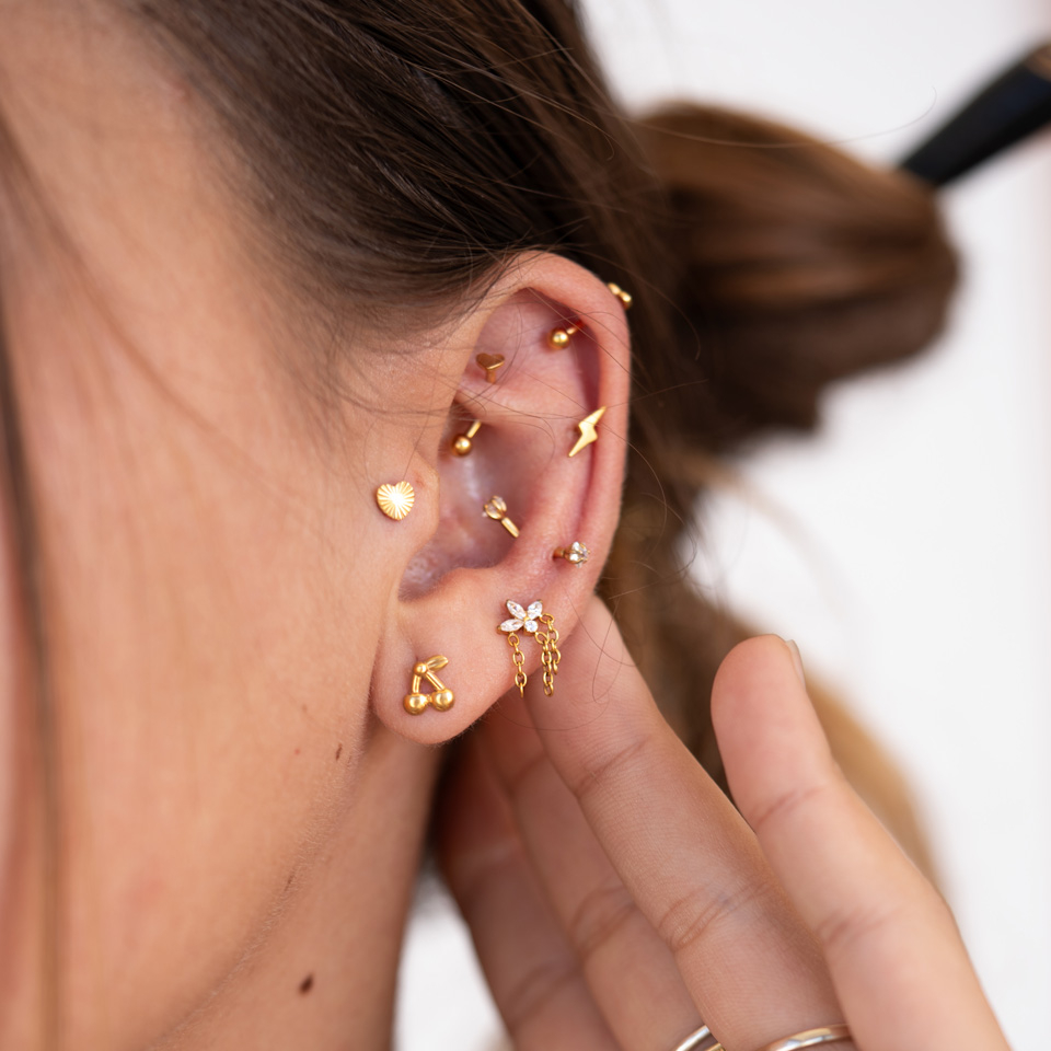 Tytanowy labret wisienka z płaskim tyłem