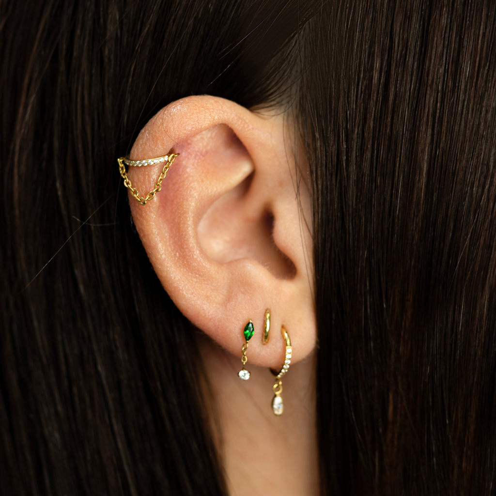 Tytanowy labret ze szmaragdowym kamieniem i zawieszką