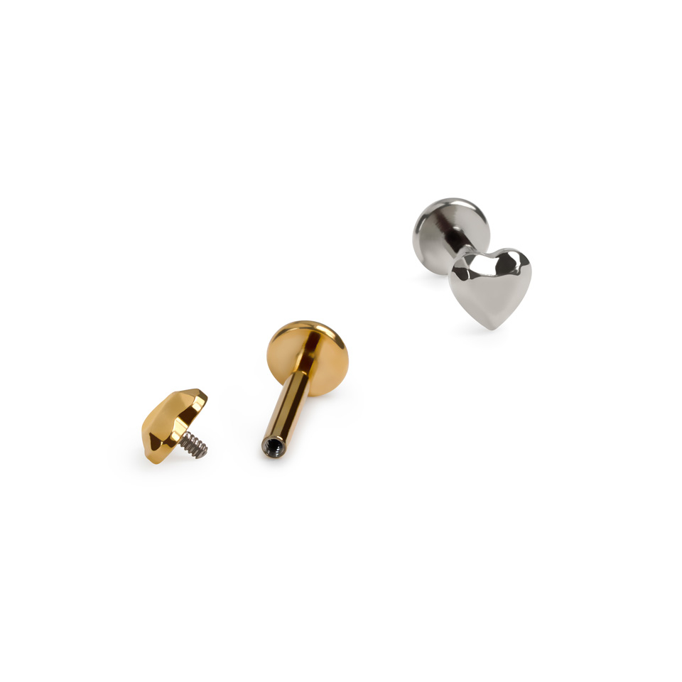 Tytanowy labret z fasetowanym sercem
