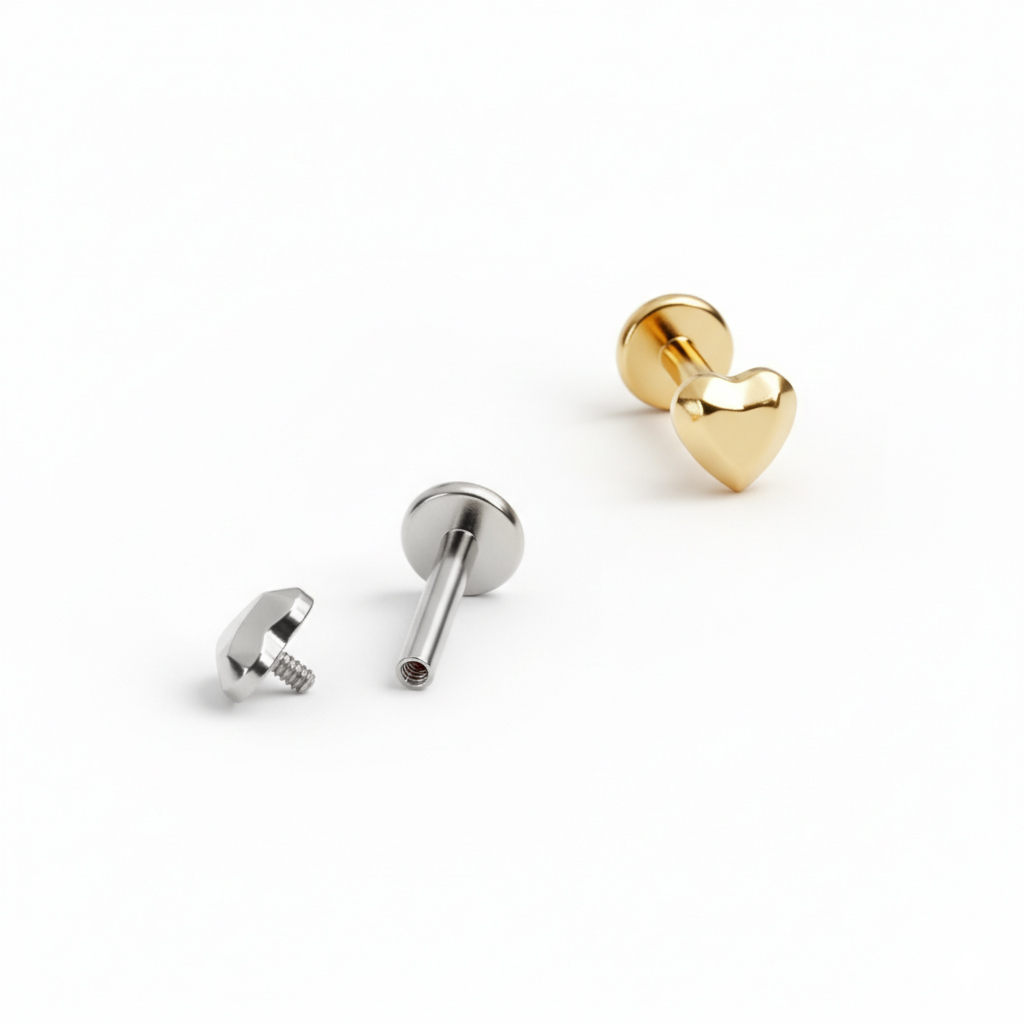 Tytanowy labret z fasetowanym sercem