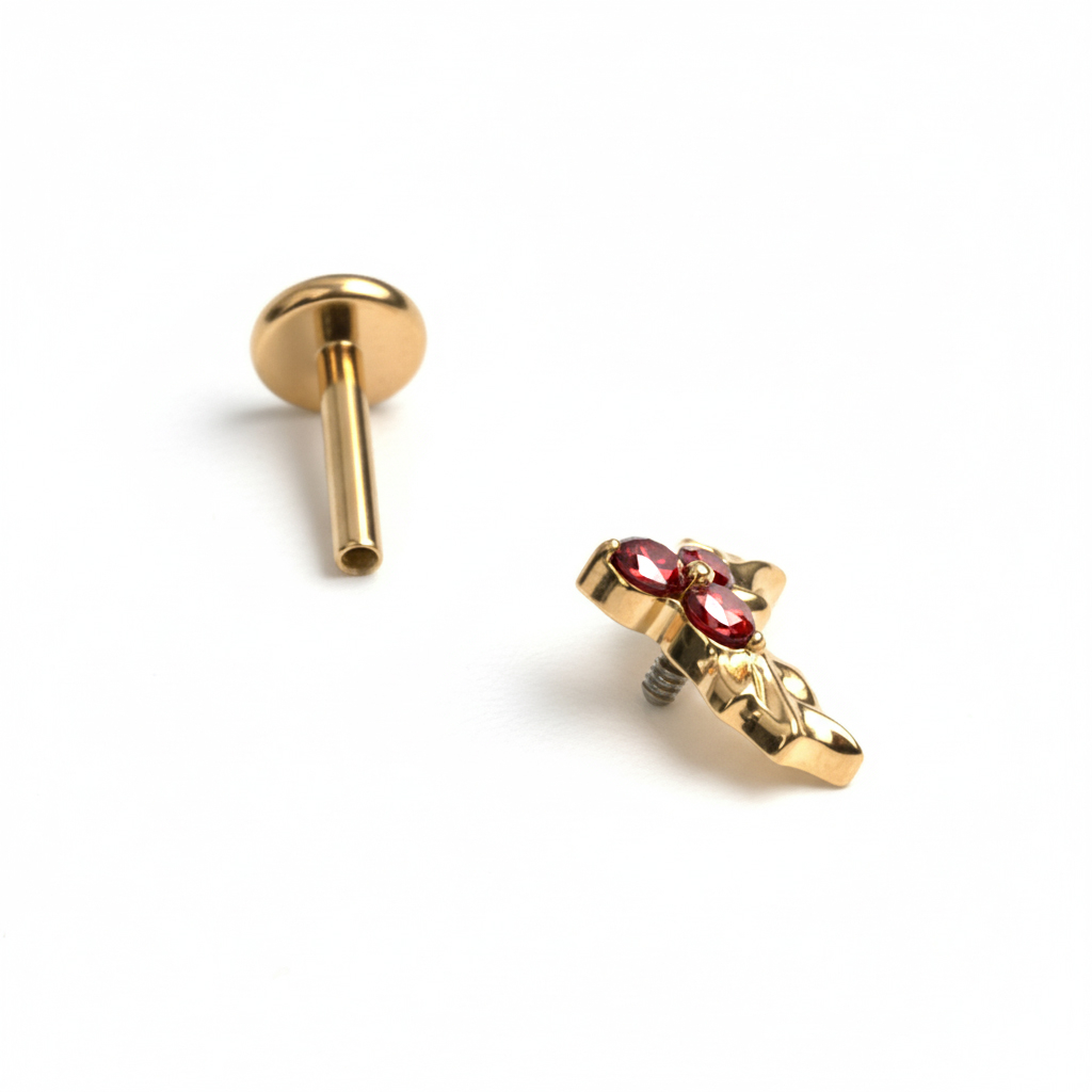 Labret z tytanu z motywem ostrokrzewu