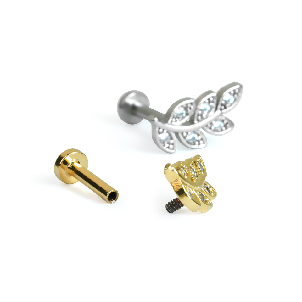 Labret z gwintem wewnętrznym zdobiony liściem wysadzanym kamieniami