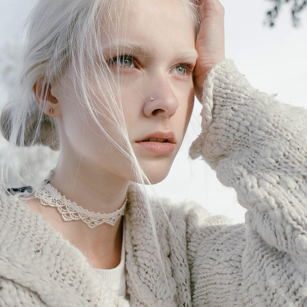 Kolczyk do nosa z 14k złota z trójkątnym kamieniem