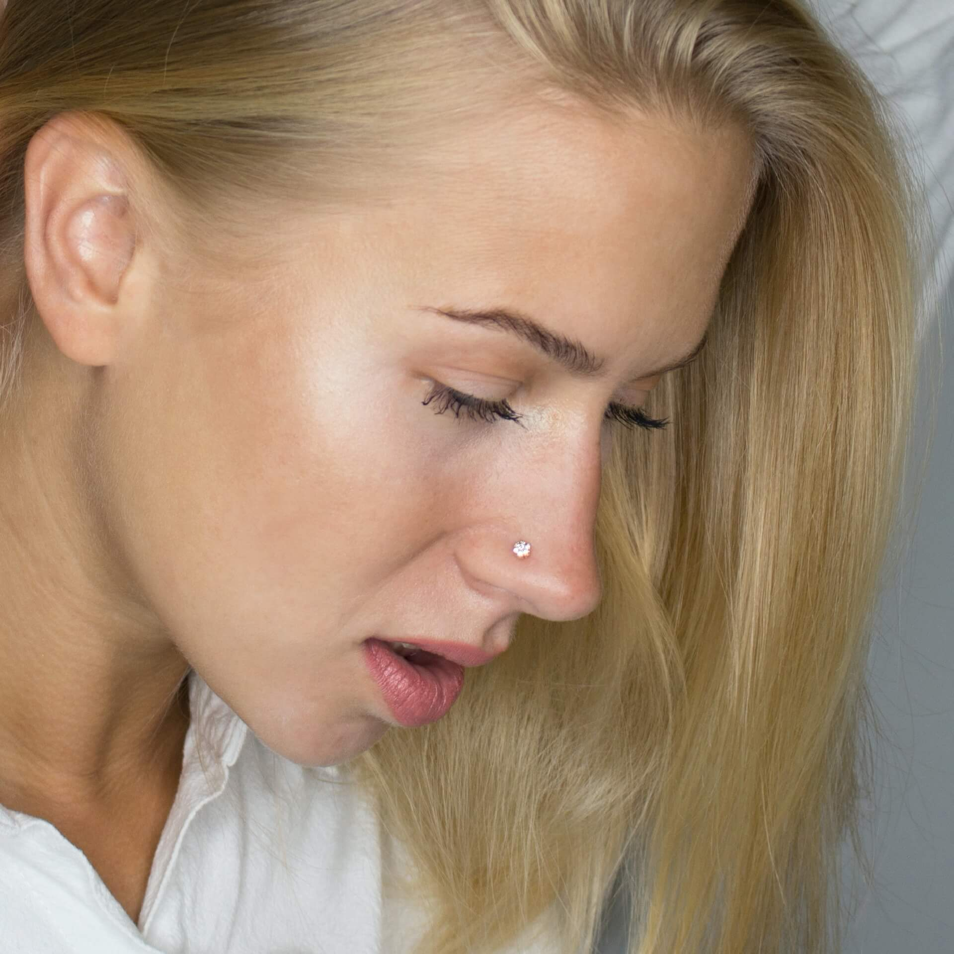 Kolczyk do nosa z okrągłym topem wysadzanym kamieniami