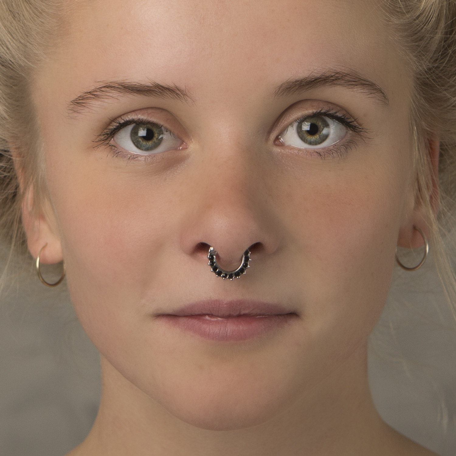 Septum z brzegiem wysadzanym kamieniami