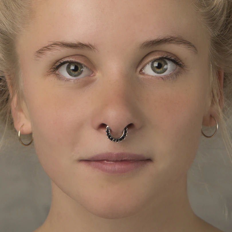 Septum z brzegiem wysadzanym kamieniami