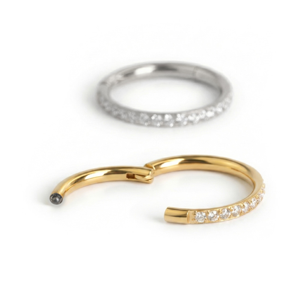 Kółko z zawiasem ze stali zdobione kamieniami na zewnątrz