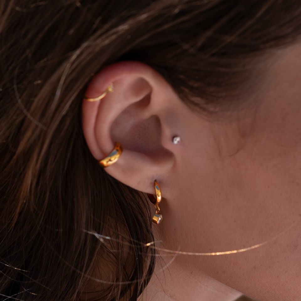 Kółko z tytanu z zawieszką w kształcie łezki