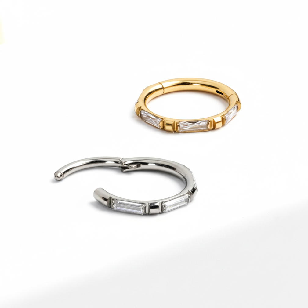 Kółko z tytanu zdobione kamieniami o szlifie bagietkowym