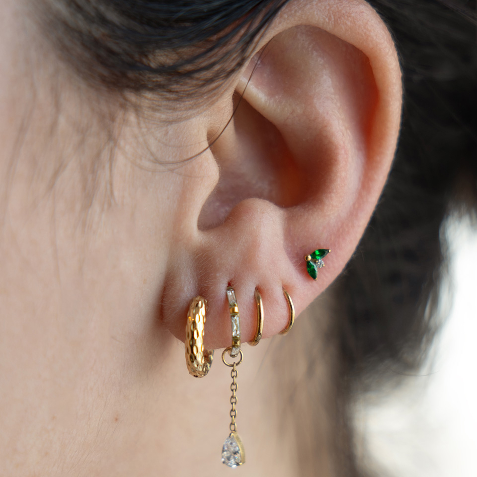 Kółko z tytanu zdobione kamieniami o szlifie bagietkowym