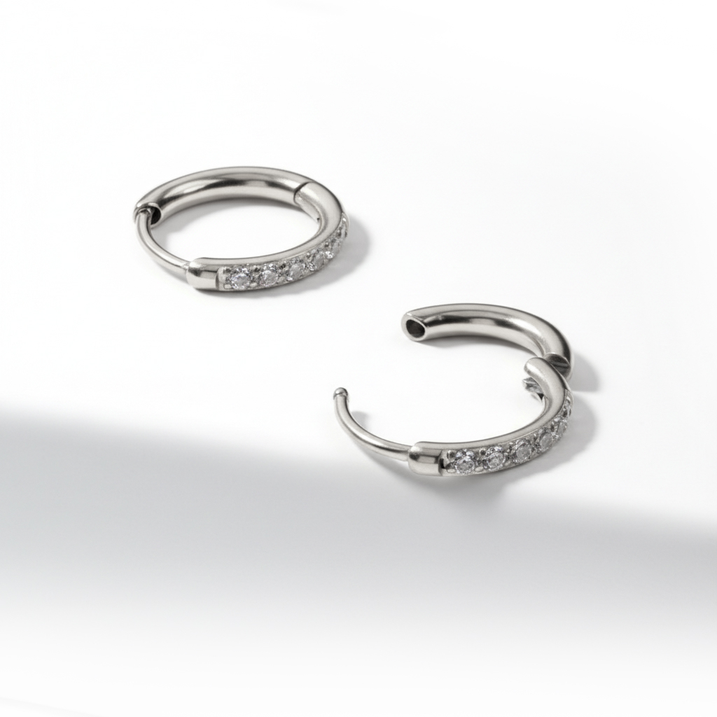 Para obręczy huggie ze stali chirurgicznej zdobiona kamieniami
