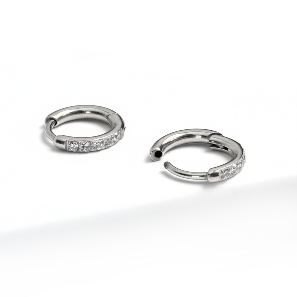 Para kółek huggies z tytanu zdobiona kamieniami