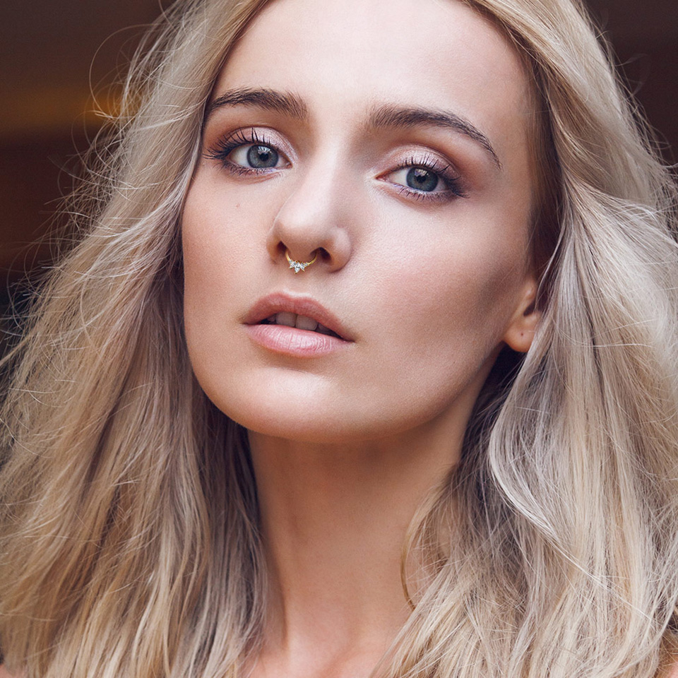 Kółko z 14 karatowego złota zamykane zawiasem i zdobione owalnymi kamieniami