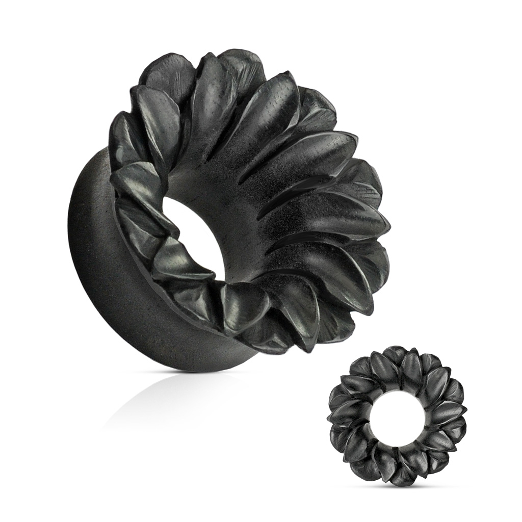 Czarny tunel w kształcie kwiatu z drewna