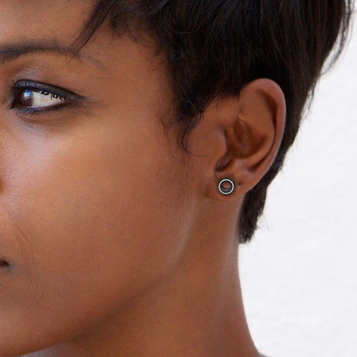 Czarny tunel z rogu z białym pierścieniem