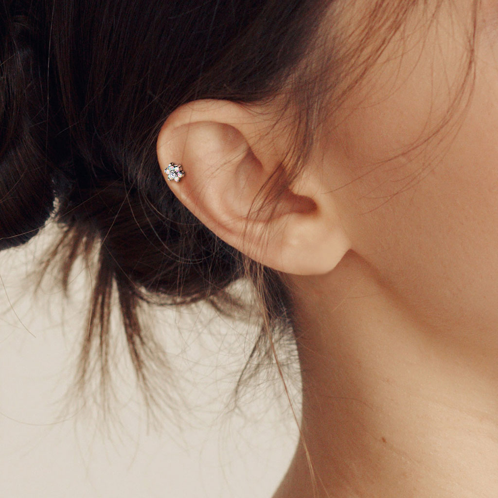 Wpychany labret z tytanu zdobiony kamiennym kwiatem