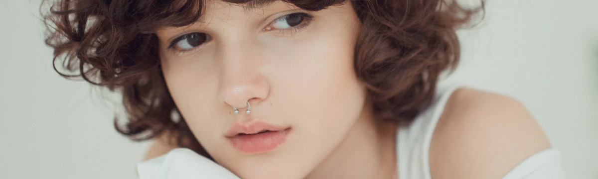 Zrozumienie Piercingów Septum Ból, Procedury i Opcje Biżuterii Zrozumienie Piercingów Septum Ból, Procedury i Opcje Biżuterii