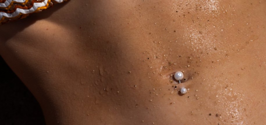 Przewodnik po noszeniu biżuterii do piercingu na plaży