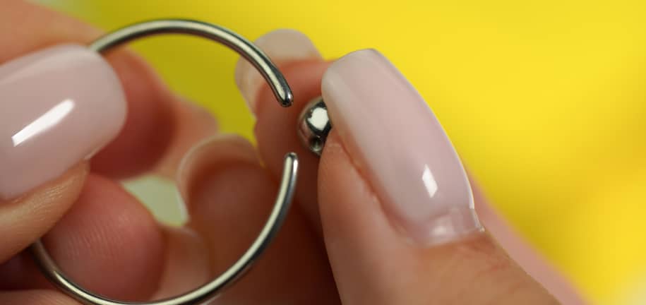 Bezpieczne Otwieranie i Zamykanie Twoich Kółek do Piercingu