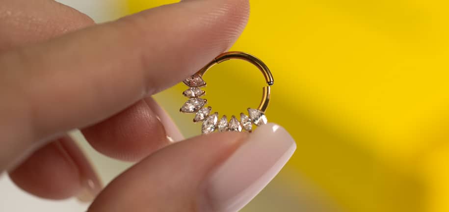 Jak Bezpiecznie Otwierać I Zamykać Kółka do Piercingu