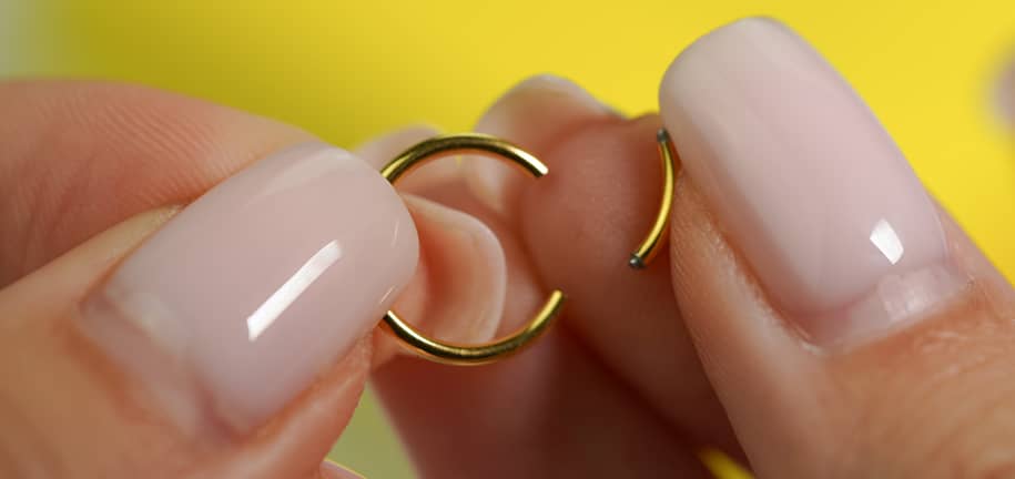 Otwieranie i Zamykanie Twoich Kółek do Piercingu